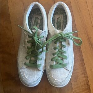 Simple Green & Cream Sneakers - Shoes For A Happy Planet 🌎 Size 8